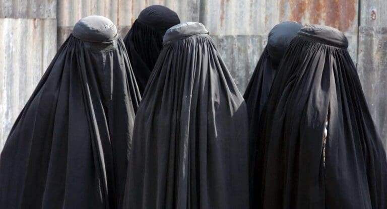 Une candidate PJD en Burka retirée de la liste pour refus de publier sa photo Femmes en burka