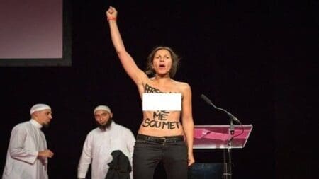 Deux activistes «Femen» provoquent le branle-bas en interrompant le Salon musulman de Pontoise