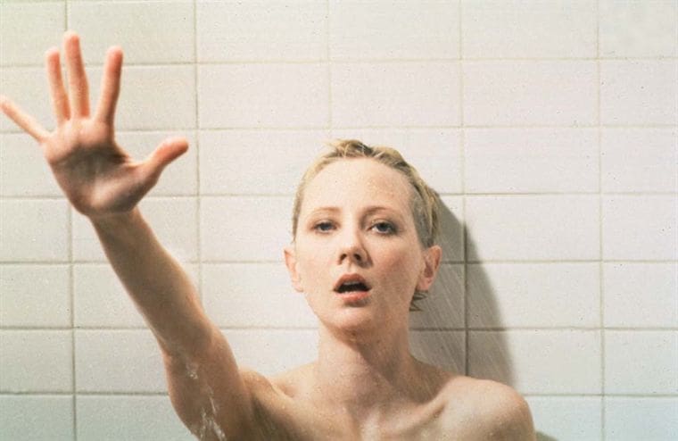 France: Il leur offrait le gîte pour les filmer nues sous la douche
