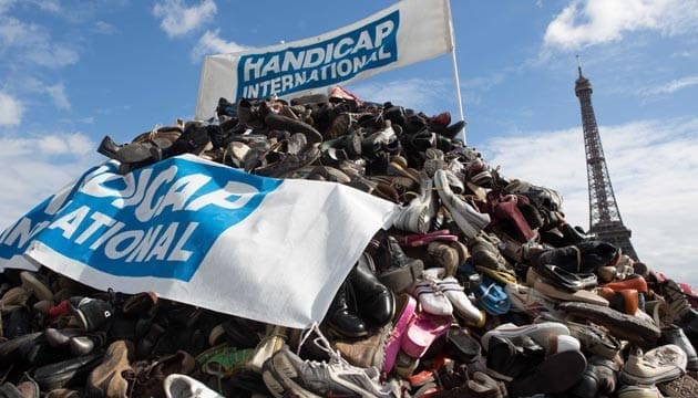 Une pyramide de souliers pour dire halte aux ravages des mines anti-personnel