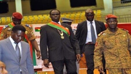Le général Diendéré a accepté de remettre le pouvoir au président par intérim Michel Kafando