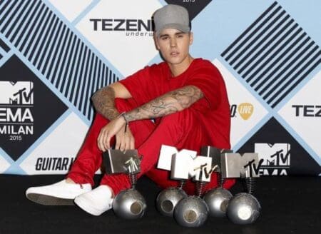 Justin Bieber raffle 5 prix lors de la cérémonie des MTV Ema à Milan