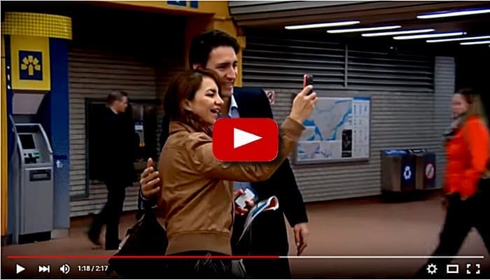 Justin Trudeau salue les gens dans le Métro de Montréal