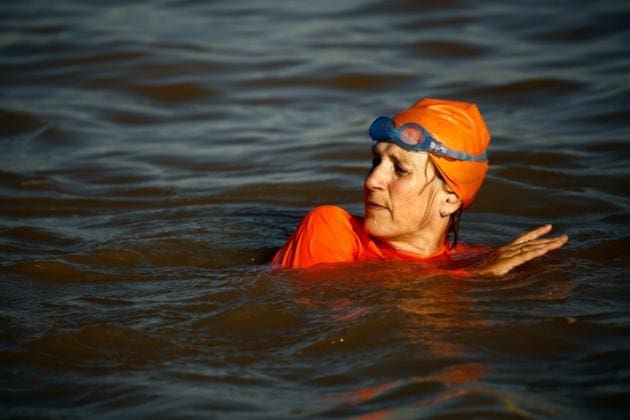 L’ambassadrice de Hollande au Soudan nage dans les eaux troubles du Nil pour faire exploser le nombre de  »like » de la page Facebook de son ambassade
