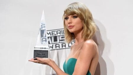 Taylor Swift raffle 3 trophées lors de la cérémonie des American Music Awards 2015