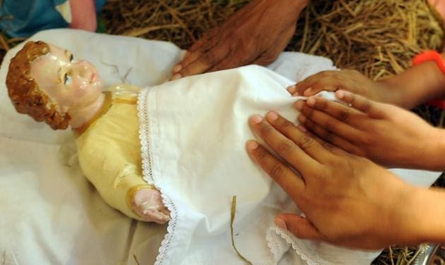 Un nourrisson a été retrouvé abandonné et en bonne santé dans une crèche installée à l’occasion des fêtes de Noël