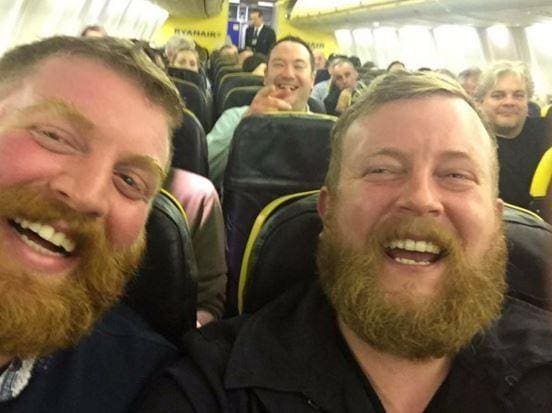 Il tombe nez à nez avec son sosie dans l’avion…