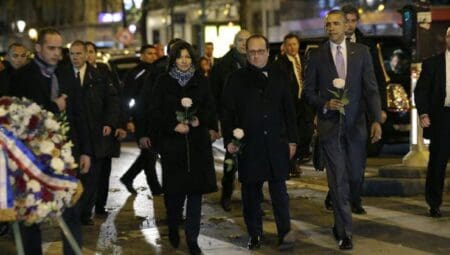 Barack Obama s’est recueilli devant le Bataclan (vidéo)
