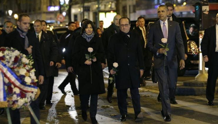 Barack Obama s’est recueilli devant le Bataclan (vidéo)