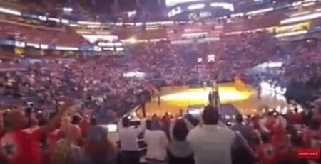 « Laâyoun Aniya », interprétée lors d’un match de la NBA à Orlando