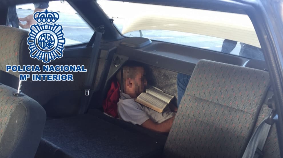 Espagne : Un algérien découvert dans le double fond du coffre d’une voiture avec un livre sur la poitrine