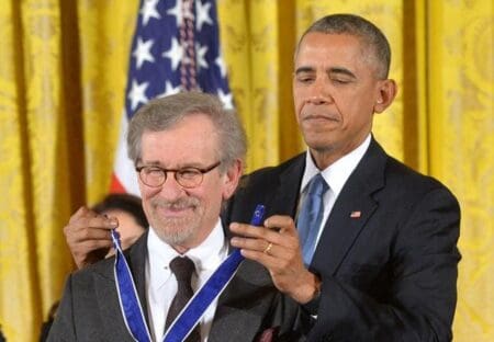 Barack Obama remet la médaille de la liberté à Steven Spielberg
