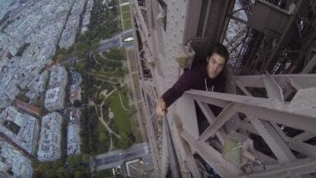 Il escalade la Tour Eiffel le soir, et se fait épingler le matin