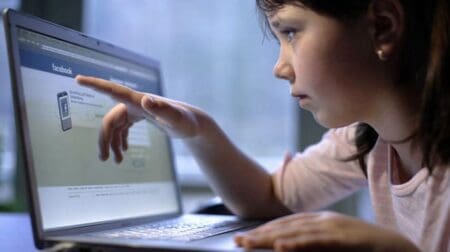 Les mineurs seront-ils interdits d’accès aux réseaux sociaux?