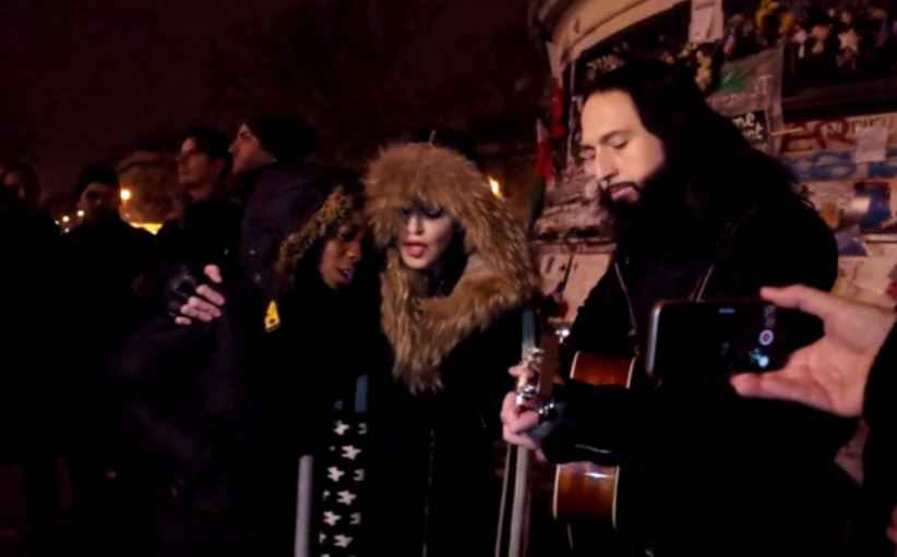 Madonna rend hommage aux victimes du 13 novembre, place de la république (vidéo)