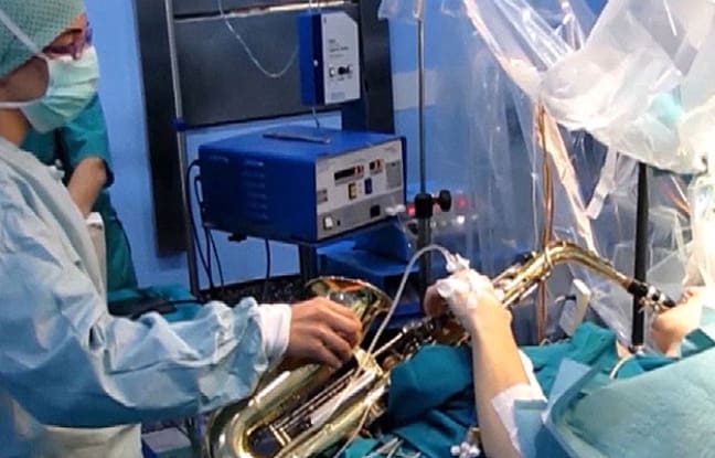 Il joue du saxo tout en se faisant opérer du cerveau