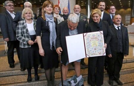 Croatie: ému par le diplôme remis par la présidente, il perd son pantalon