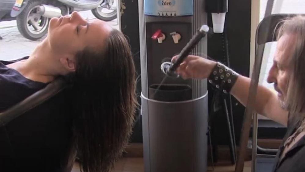Pour une coupe aux Katanas et chalumeau, Alberto Olmedo est le coiffeur que vous recherchez (vidéo)