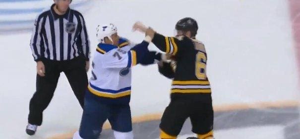 Lors d’une bagarre entre deux joueurs de hockey, le présentateur Jack Edwards a préféré chanter (vidéo)