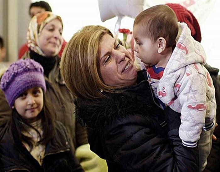 La famille du petit Aylan Kurdi accueillie, en larmes, par une tante à Vancouver (Canada)