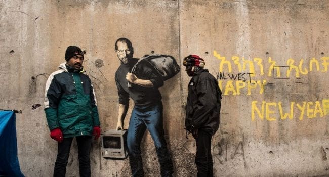 Banksy témoigne de sa solidarité pour les réfugiés de Calais en réalisant trois fresques murales (vidéo)