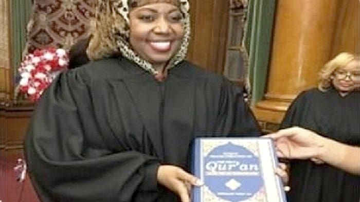 Une américaine musulmane prête serment sur le Coran, lors de sa nomination comme juge à Brooklyn (New York)