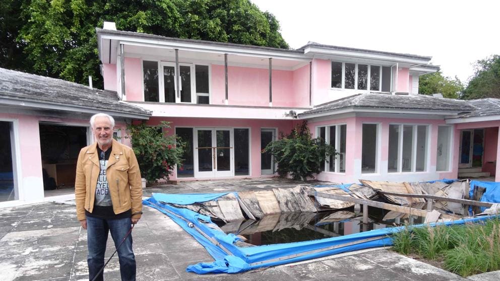Il achète  la maison de Pablo Escobar à Miami pour ensuite la démolir car elle cacherait des trésors