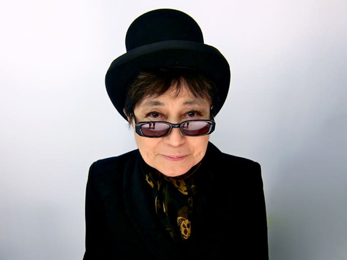 Yoko Ono l’épouse de John Lennon aurait posté une photo truquée d’elle en compagnie de son époux et de David Bowie