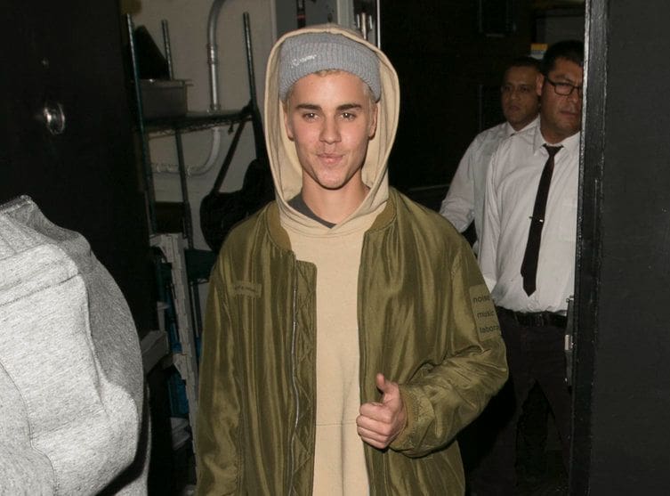 Justin Bieber vient à la rescousse d’une femme âgée dans la rue