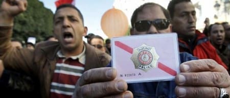 Tunisie: des policiers manifestent en plein Etat d’urgence