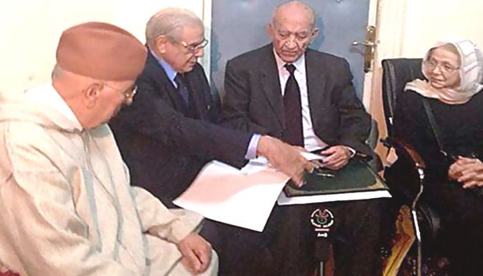 Funérailles de Feu Houcine Ait Ahmed : Abderrahmne El Youssoufi donne lecture d’un message du Roi Mohammed VI à la famille du défunt