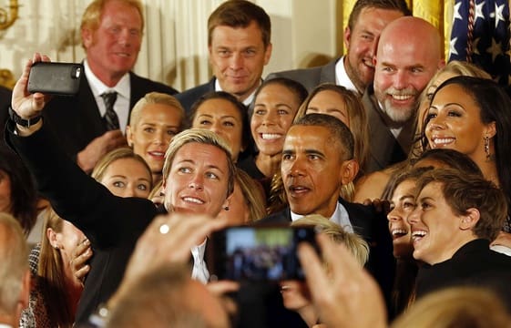 Barack Obama ne veut plus prendre de selfies (vidéo)