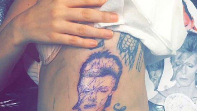 Lady Gaga se fait tatouer le visage de David Bowie sur son corps