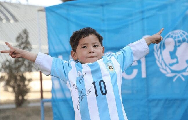 Le petit Messi afghan au maillot de Messi bricolé avec un  sac en plastique, reçoit enfin un vrai maillot dédicacé par Messi