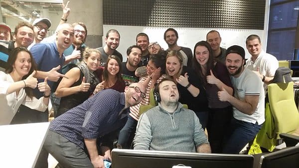 Un stagiaire s’endort à son bureau, sa photo fait le tour du globe