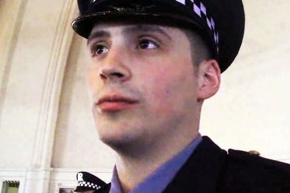 Le policier qui a tué un adolescent et sa voisine, demande 10 millions de dollars de dommages et intérêts