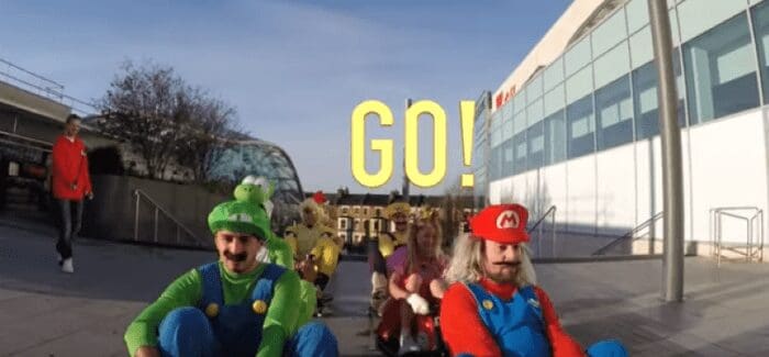 Des  jeunes jouent à Mario Kart dans un centre commercial londonien (vidéo)