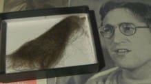 Une mèche de cheveux de John Lennon en vente pour 10 000$ (vidéo)