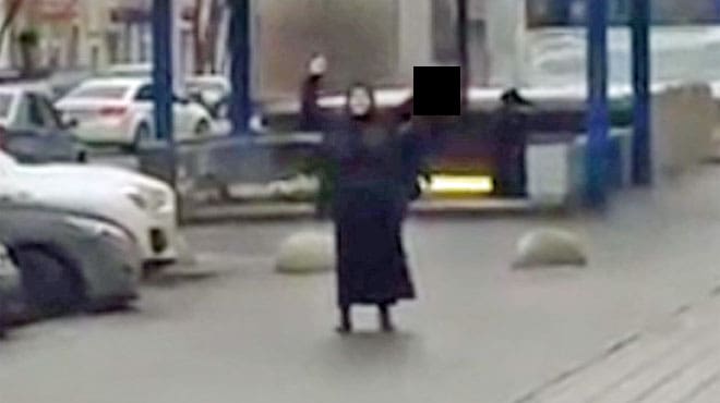 Moscou: Elle se promène dans la rue en brandissant  la tête coupée d’un enfant (Vidèo)
