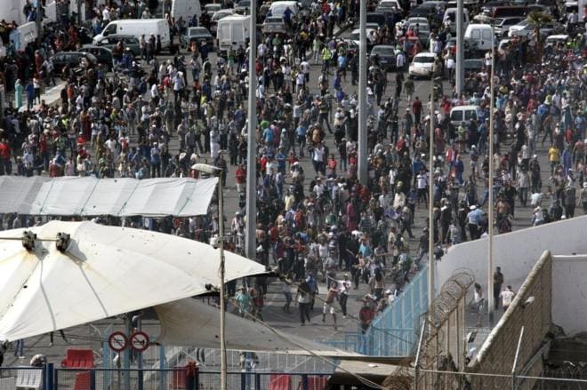 Un conducteur fonce sur le contrôle douanier au point de passage avec Sebta heurtant un élément des forces de  sécurité marocaine
