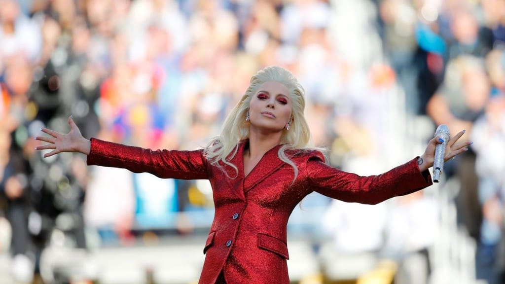 Lady Gaga moquée pour son style lors de l’ouverture du Super Bowl mais applaudie pour sa voix (vidéo)