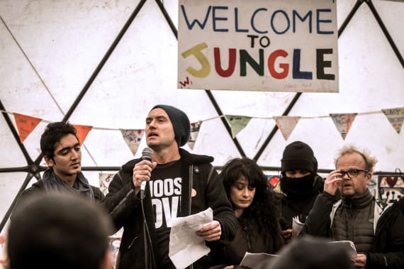 L’acteur Britannique Jude Law  rend visite aux réfugiés de la jungle Calais (vidéo)