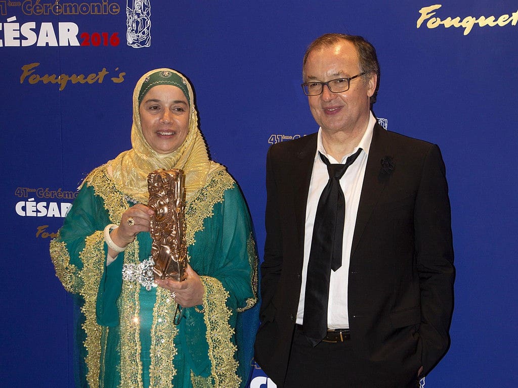 Le réalisateur de « Fatima », Philippe Faucon remet son césar à l’actrice principale du film Soria Zeroual (vidéo)