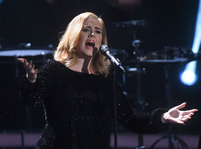 Adele rend hommage aux victimes des attentats de Bruxelles lors d’un concert à Londres (vidéo)