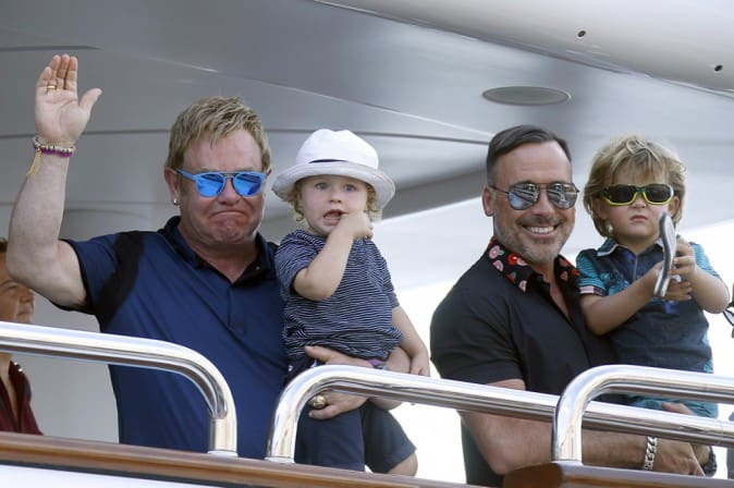 Elton John  décide de déshériter ses deux enfants