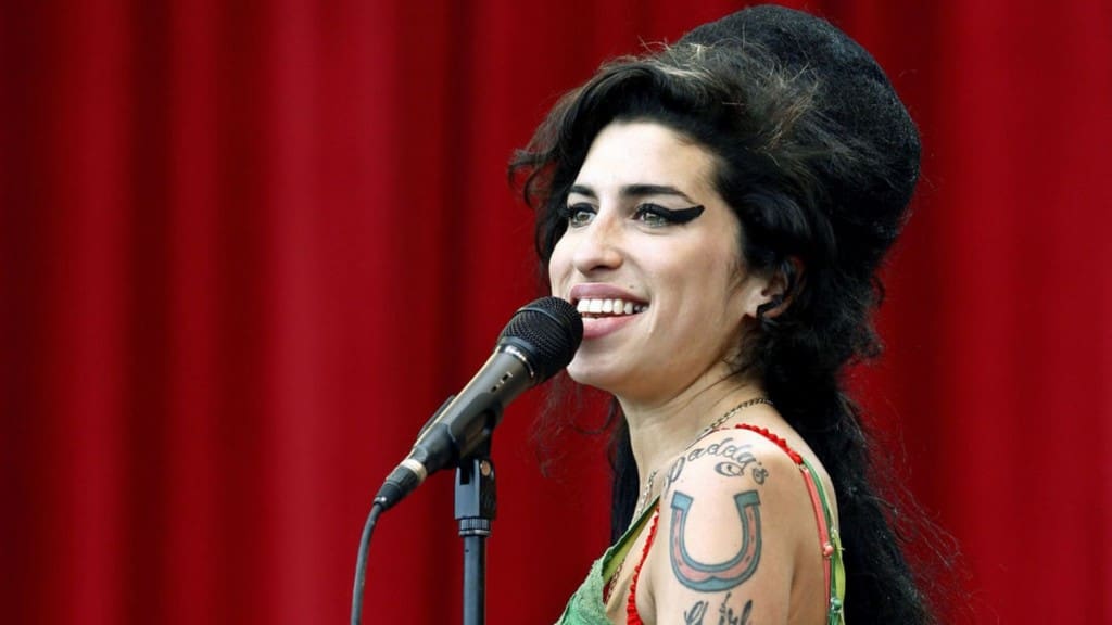 Post Oscars: Le père de la défunte Amy Winehouse accuse toujours le réalisateur du documentaire  »Amy » d’être un imposteur (vidéo)