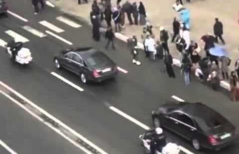L’homme qui a entravé lundi le cortège royal à Rabat (chouf tv)