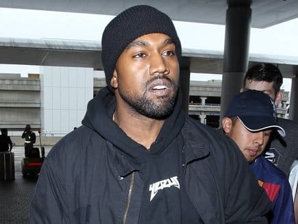 Lâché par son chauffeur ‘’Uber’’ le rappeur Kanye West rentre en voiture avec les paparazzis (vidéo)