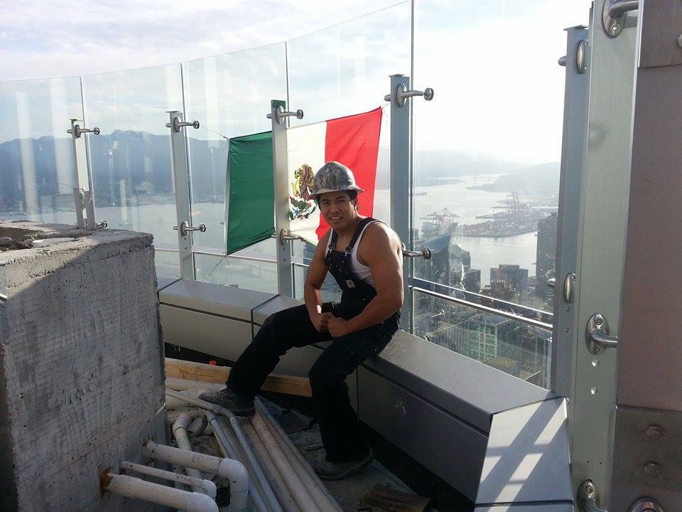 Canada: Un ouvrier mexicain accroche un drapeau du Mexique en haut de la Trump Tower (vidéo)