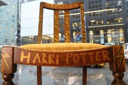 La chaise utilisée par JK Rowling  pour écrire Harry Potter, finalement vendue pour 394 000 dollars
